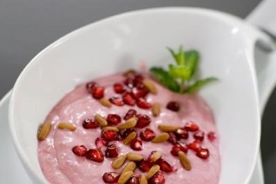 Mascarpone-Kokosnusscrème mit Himbeeren und gerösteten Pinienkernen