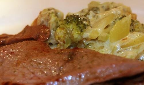 Kalbsschnitzel an Brokkoli-Kartoffel-Gratin