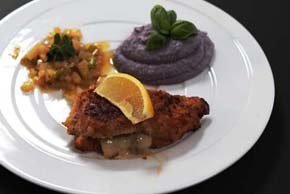 Cordon Bleu auf violettem Kartoffelstock und Kohlräbli mit Lauch
