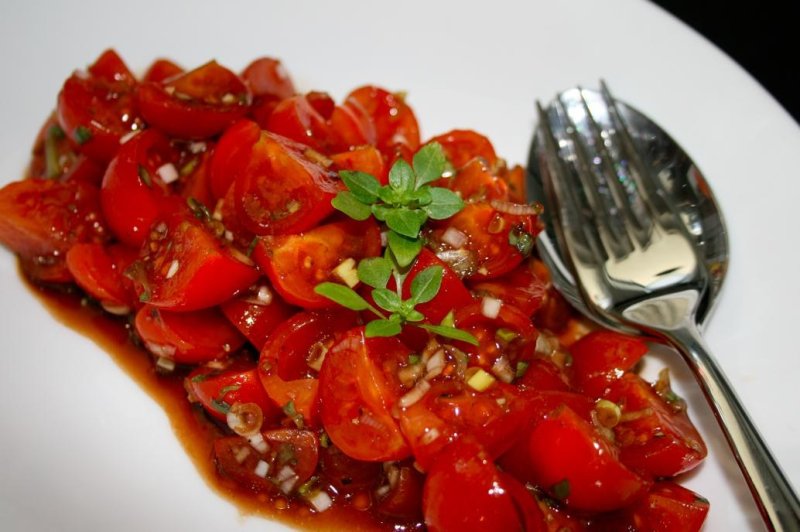 einfacher Kirschtomatensalat