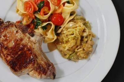 Schweinskotelett mit Wirz und Bandnudeln mit Tomaten und Basilikum