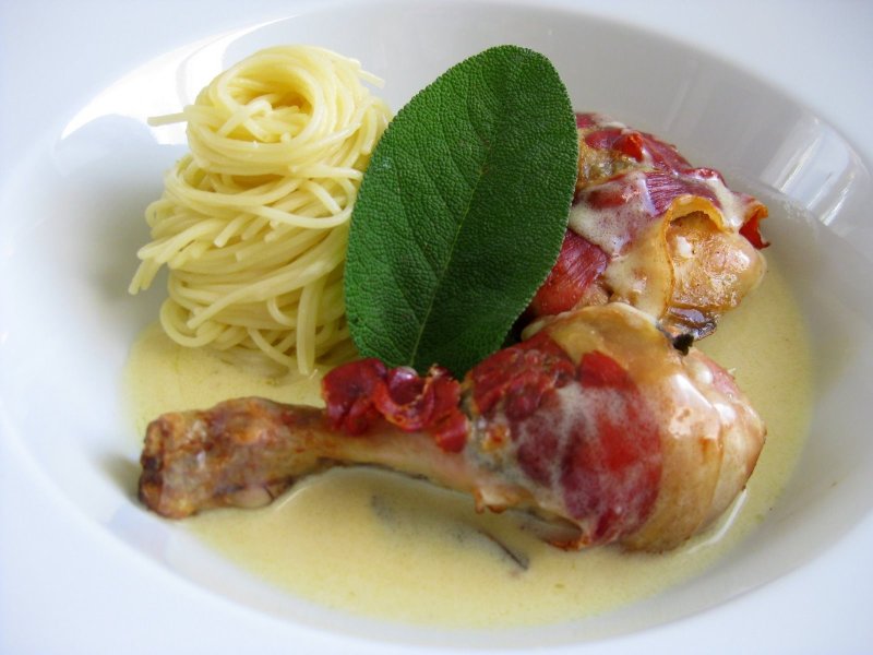 Hähnchenkeulen mit Salbei und Serrano-Schinken in Weißwein