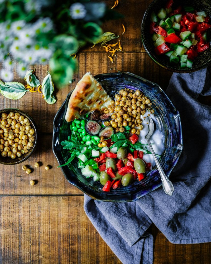 Bowl de garbanzos asados, higos y yogur