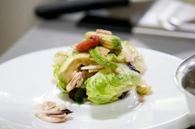 Zwerglisalat mit Avocados und Champignons an Himbeerdressing