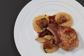 Schweinskotelettes mit Artischockengemüse und Polenta