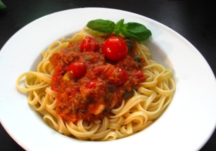 Espaguetis con salsa de atún