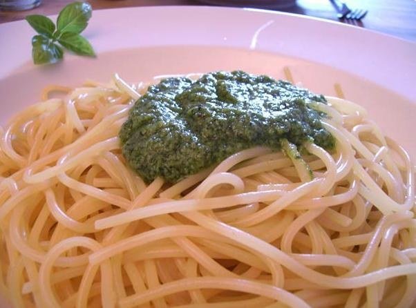 Spaghetti mit Basilikumpesto