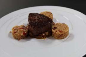 Rindsfilet auf Auberginen-Karotten-Kaviar und pikantem Bulgur