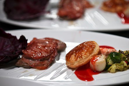 Saltimbocca mit Polenta und Blätterteigkissen