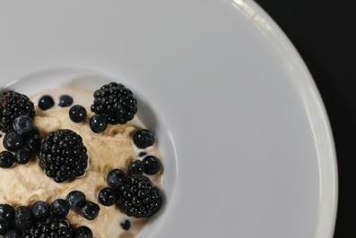 Eiskaffee mit Brombeeren