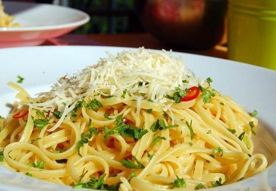 Spaghetti all’ aglio e olio e peperoncini