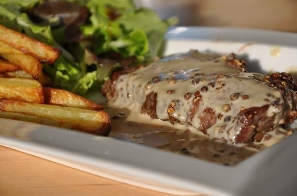 Mit Cognac flambiertes Pfeffersteak
