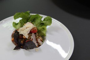 Flambierte Bärenkrebsschwänze auf Salat