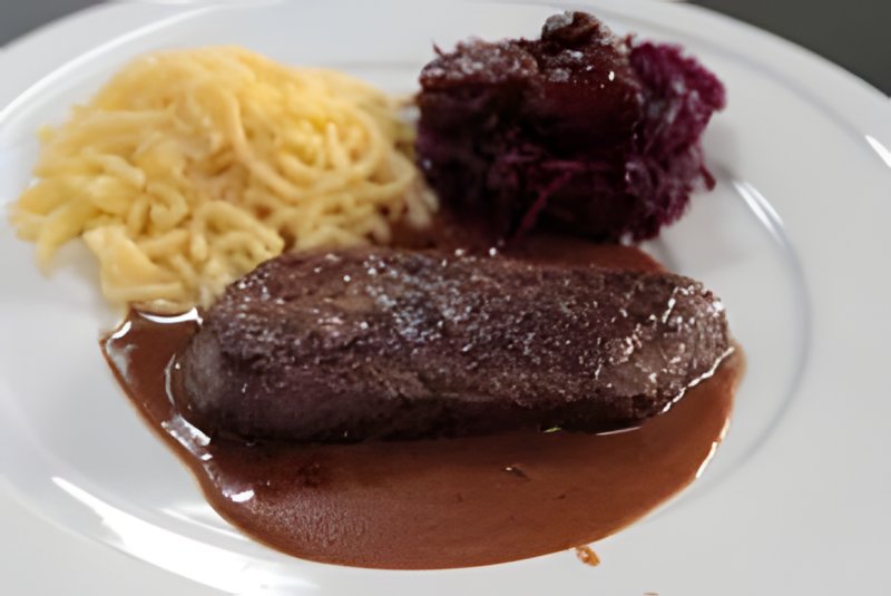 Hirschschnitzel mit Preiselbeersauce, Spätzli und Rotkraut