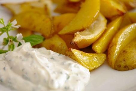 Sommerliche Zitronenkartoffeln mit Kräuterquark