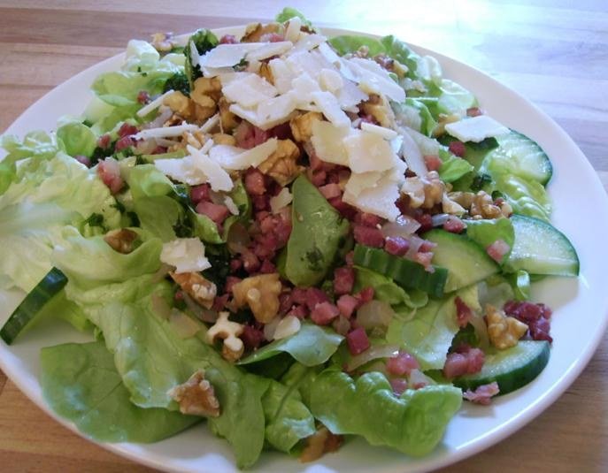 Eichblattsalat mit Nüssen und Speck
