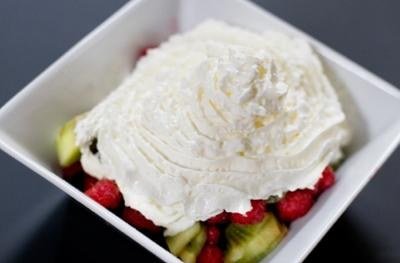 Kiwi und Himbeeren unter Rahmhaube