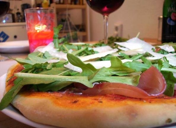 Rucola-Pizza mit Parmaschinken