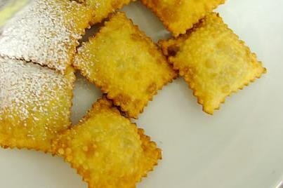 Frittierte Teigtaschen mit Pflaumenfüllung