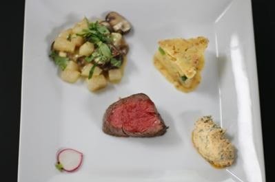 Rindsfilet mit Chili-Dattel-Kräuterbutter, Stampfkartoffeln und Kohlrabi mit Champignons