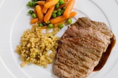 Sautierte Rindsplätzchen an Rosmarinjus mit Eblyrisotto