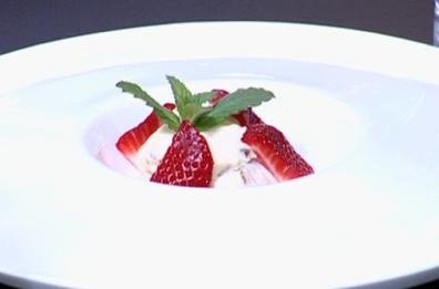 Waldblütenhonig-Mascarponecrème mit marinierten Datteln und Erdbeeren
