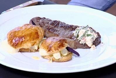 Entrecote an Tomaten-Hüttenkäse-Basilikumsauce