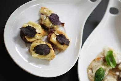 Feigen und Bananen mit Ziegenkäse und Knoblauchkäse überbacken und Stachelbeer-Coulis