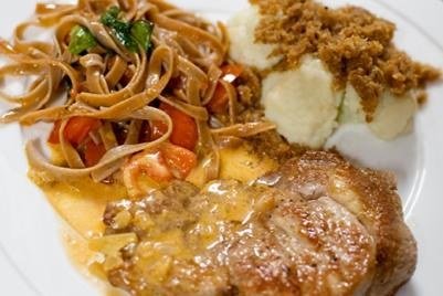 Kalbskotelett an Zitronenrahmsauce mit Blumenkohl und Chilinudeln