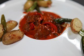 Rindsfilet-Stroganoff mit Ofenkartoffeln