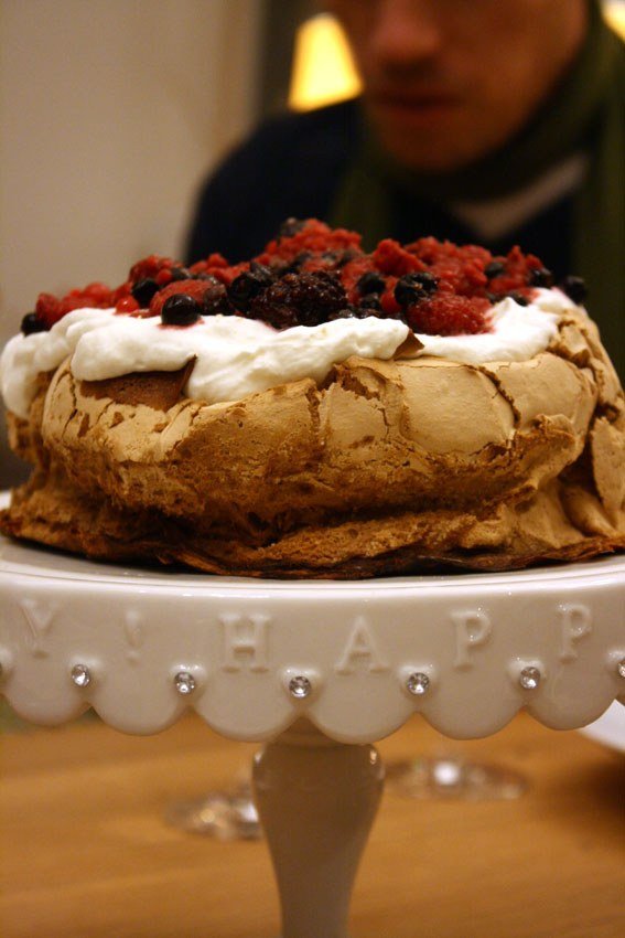 Espresso Baiser mit Schlagrahm und Waldbeeren