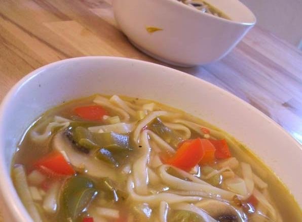 Sauer-Scharfe Asia-Gemüsesuppe