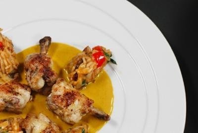 Pouletflügeli mit Curry-Sauce