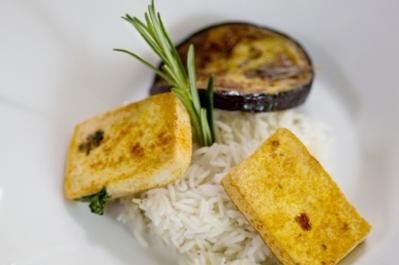 Gebratene Aubergine und Tofu auf Basmatireis