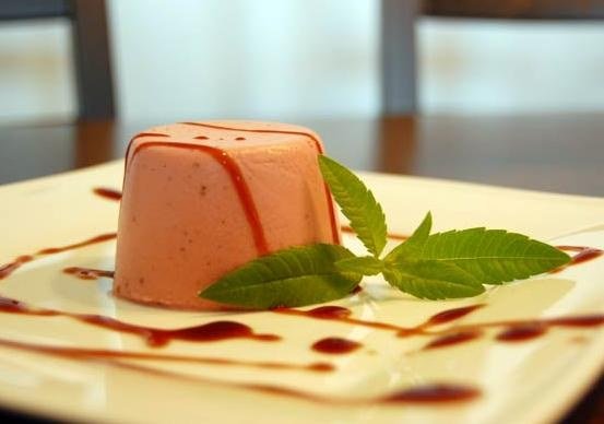Erdbeer-Panna-Cotta mit Balsamicocremé