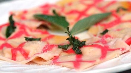 Rot karrierte Ravioli mit Ziegenkäsezimtrosinenfüllung