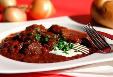 Rotwein-Gulasch