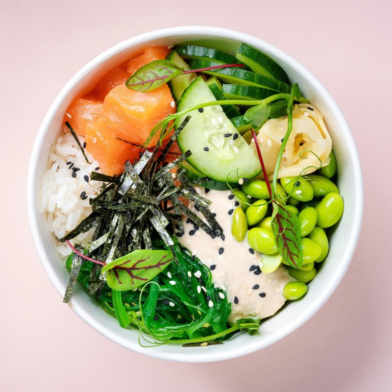 Poke bowl au saumon, wakamé et edamame