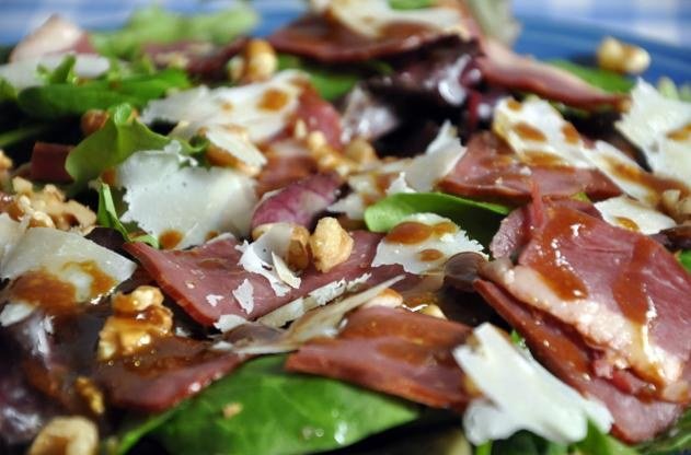 Salat mit geräucherte Barbarieentenbrust