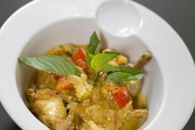 Gebratene Pouletflügel in indischem Madras Curry