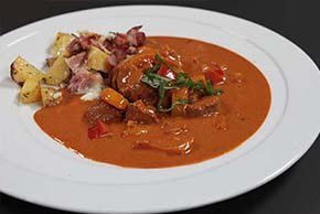 Lammfilet-Würfel an einer Paprikasauce mit Speck-Rosmarin Kartoffeln