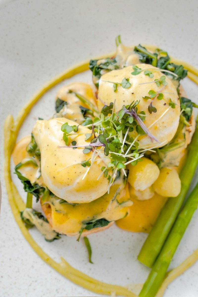 Œufs Florentine aux asperges vertes
