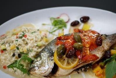 Dorade mit Tomaten und Zitronen an Mango-Grapefruit Chutney