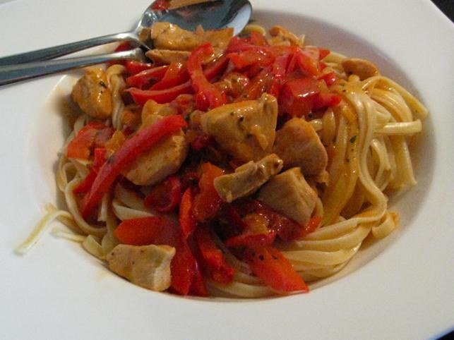 Nudeln mit Hähnchen-Paprika Sauce