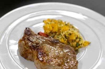 Schweinskotelett auf Orangen-Mango-Bulgur