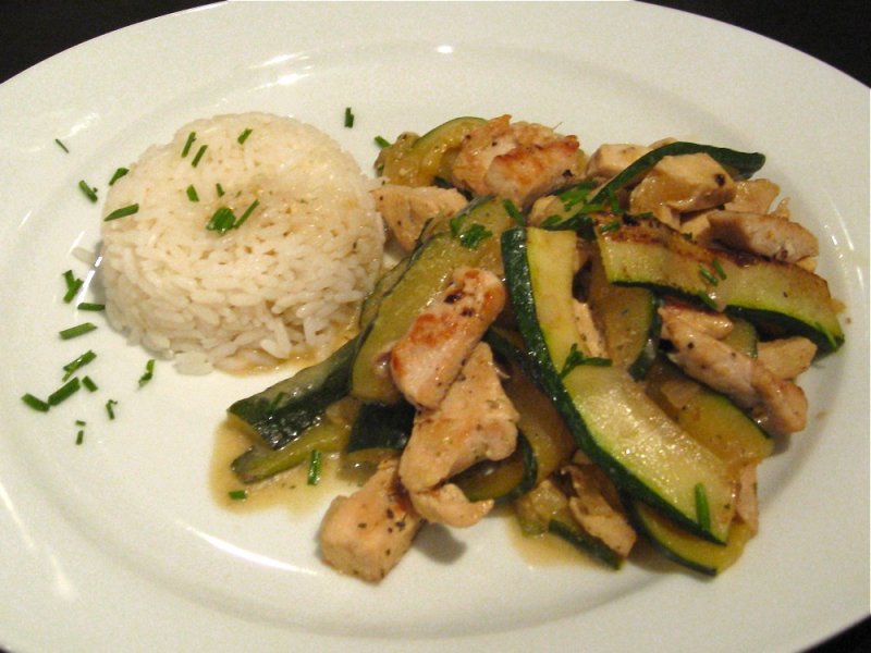 Hähnchenbrust mit Zucchinigemüse