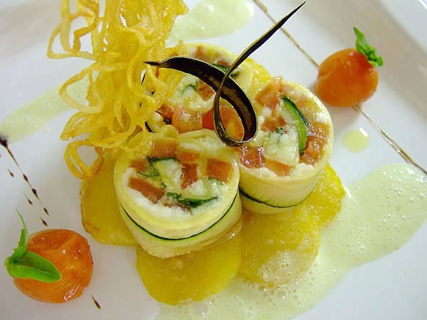 Zucchiniröllchen gefüllt mit Tomaten, Parmesan und Basilikum auf gratinierten Kartoffeln
