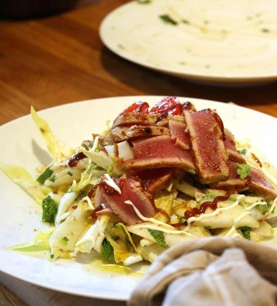 Chicorée-Salat mit gegrilltem Tuna Steak