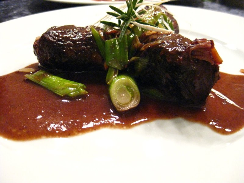 Schweinebäckchen in Madelbutter und Preiselbeeren