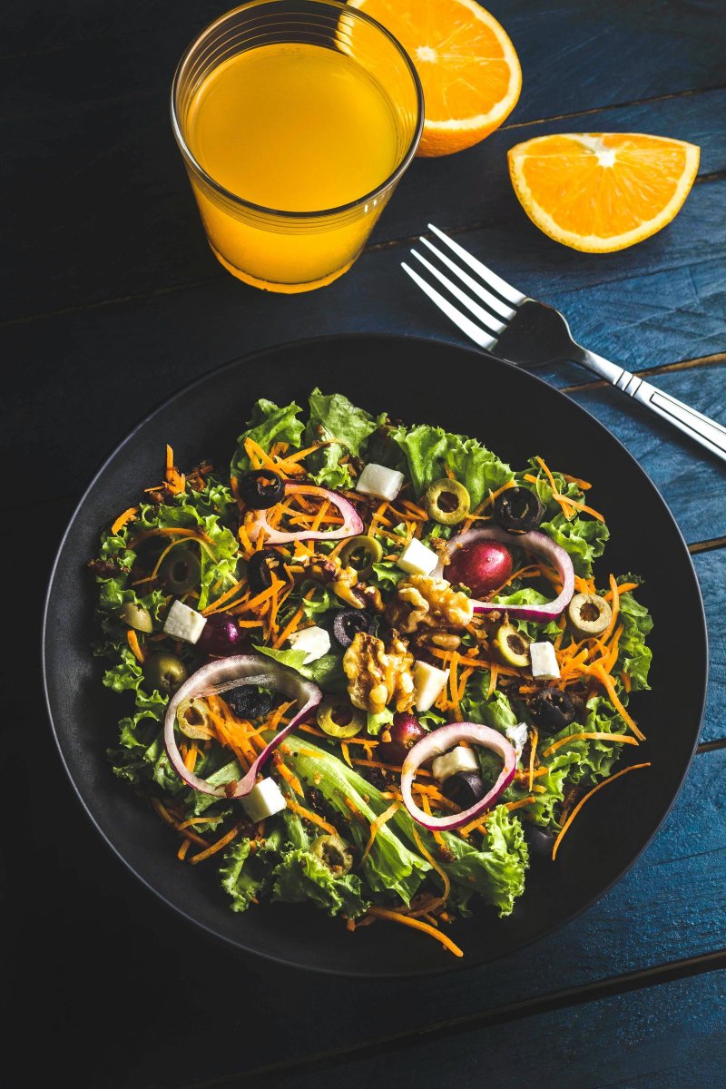Bunter Blattsalat mit Oliven, Feta und Walnüssen